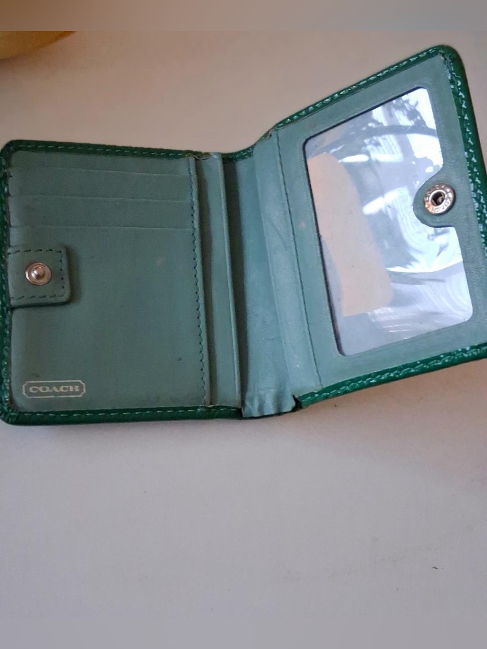 COACH VINTAGE GREEN PATENT LEATHER COMPACT WALLET EUC - Picture 4 of 8